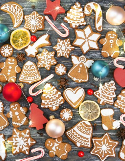 christmas-pattern-made-of-gingerbread-cookies-on-WRQBLS5